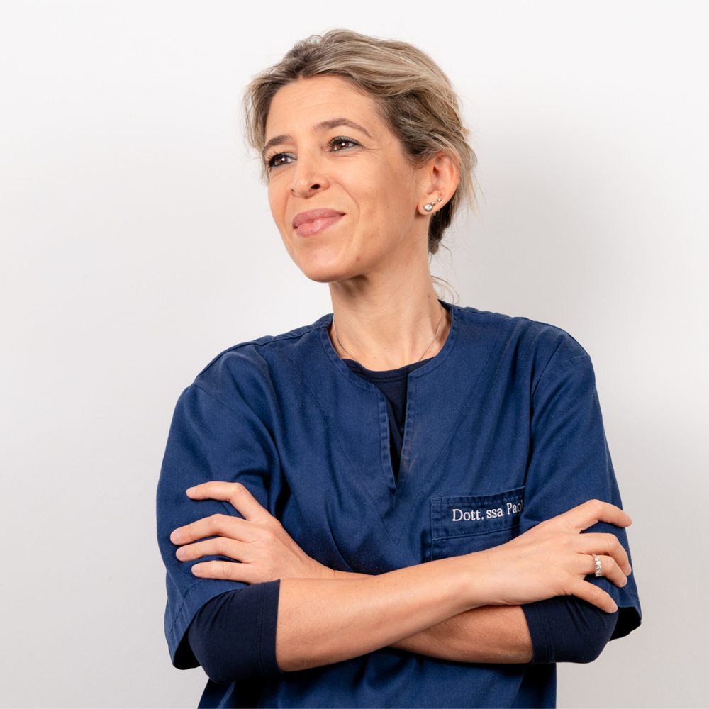 La Dott.ssa Paola Facioli, a braccia conserte, in divisa blu