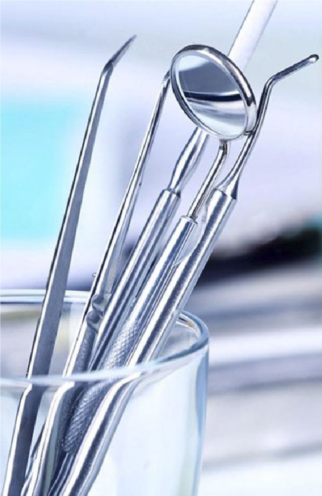Strumenti odontoiatrici in un bicchiere